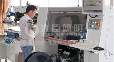 為了產品質量，光臣照明LED護欄管廠家選擇自主貼片