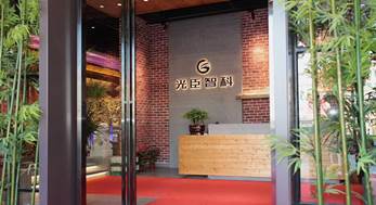 客戶指定光臣LED全彩線條燈，原因很簡單