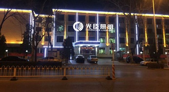 天津市政大樓亮化，采用光臣白光LED線條燈效果滿意