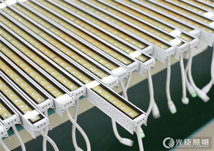 led暖白線(xiàn)條燈